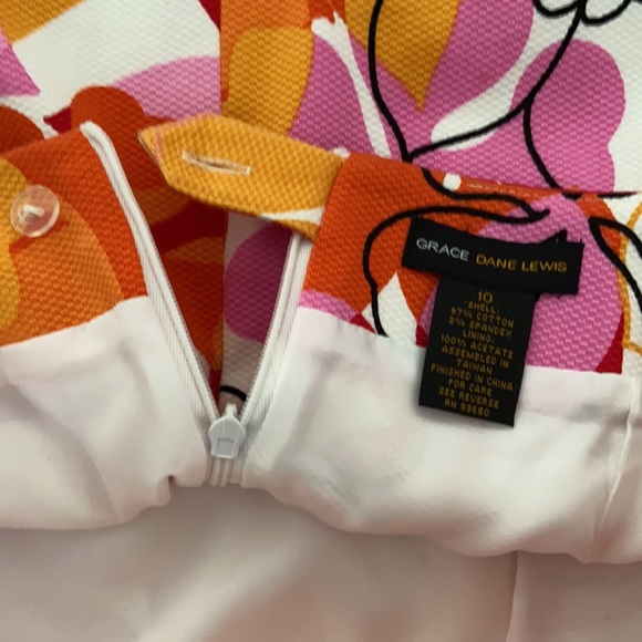 Floral cotton lined skirt with 3% spandex for a little stretch!  EUC - Picture 4 of 6